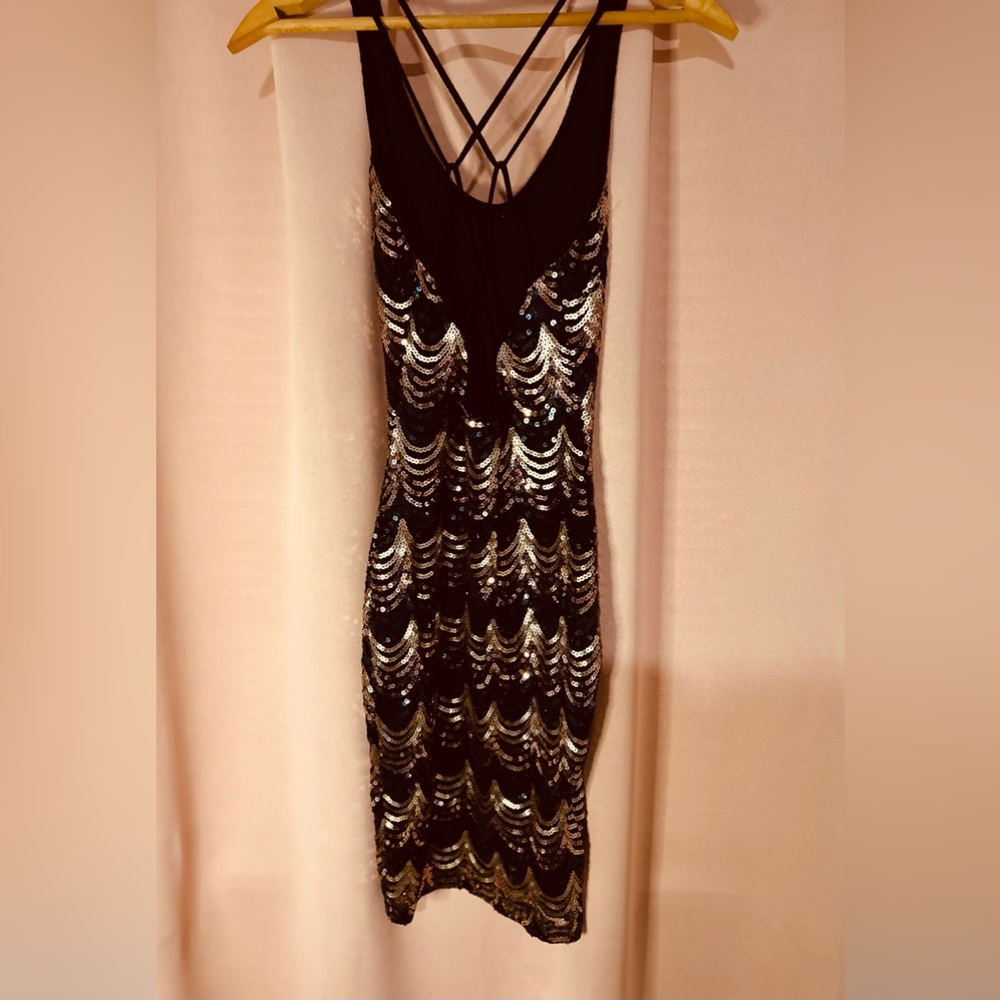 Crisscross Backless Sequins Dress - Picture 2 of 2